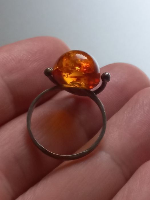 Srebrny pierścionek z bursztynem,  sygnowany srebro próby 0.925