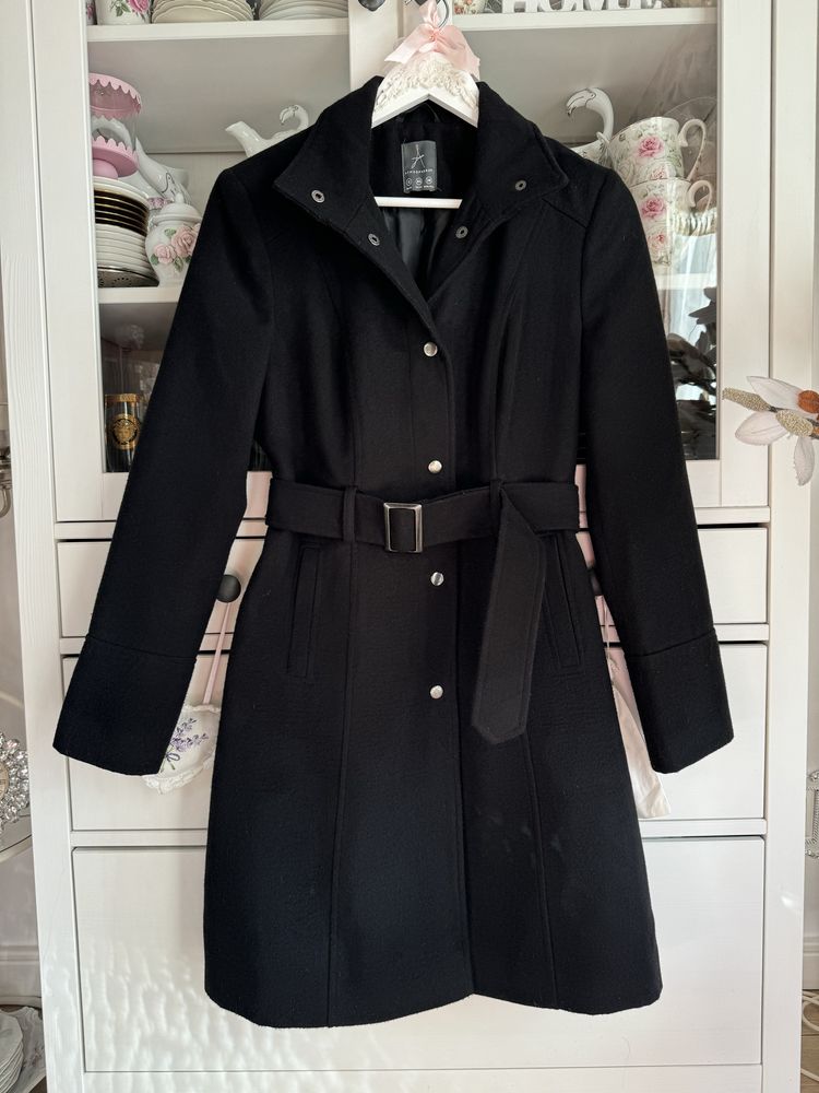 Czarny elegancki płaszcz