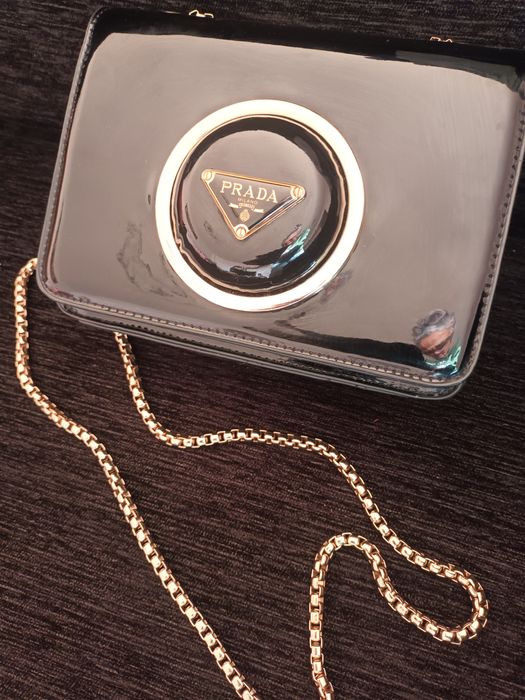 Mala de verniz com corrente dourada