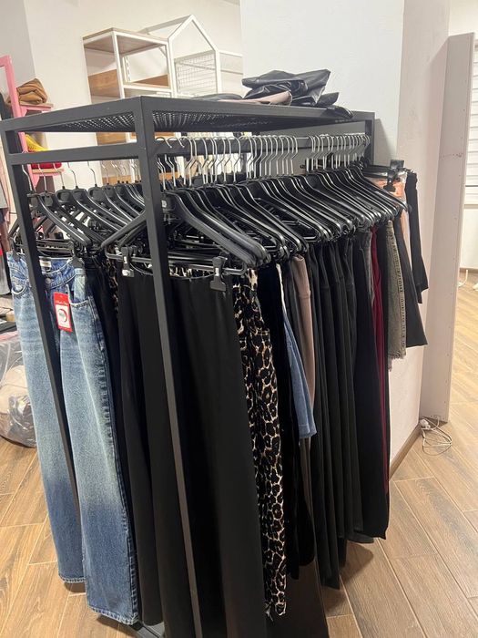 Торгове обладнання для магазину одягу