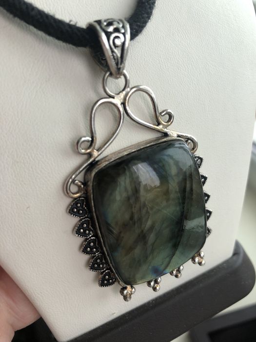 Кулоны с разными камнями