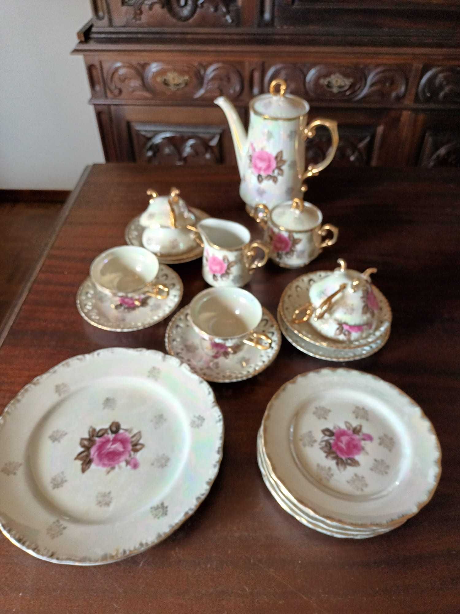 Serviço de chá em porcelana com pratos de bolo