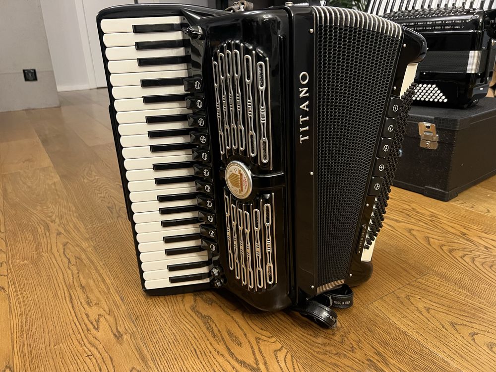 Akordeon titano virtuoso