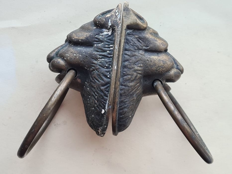 Бронзовые дверные ручки Львы.