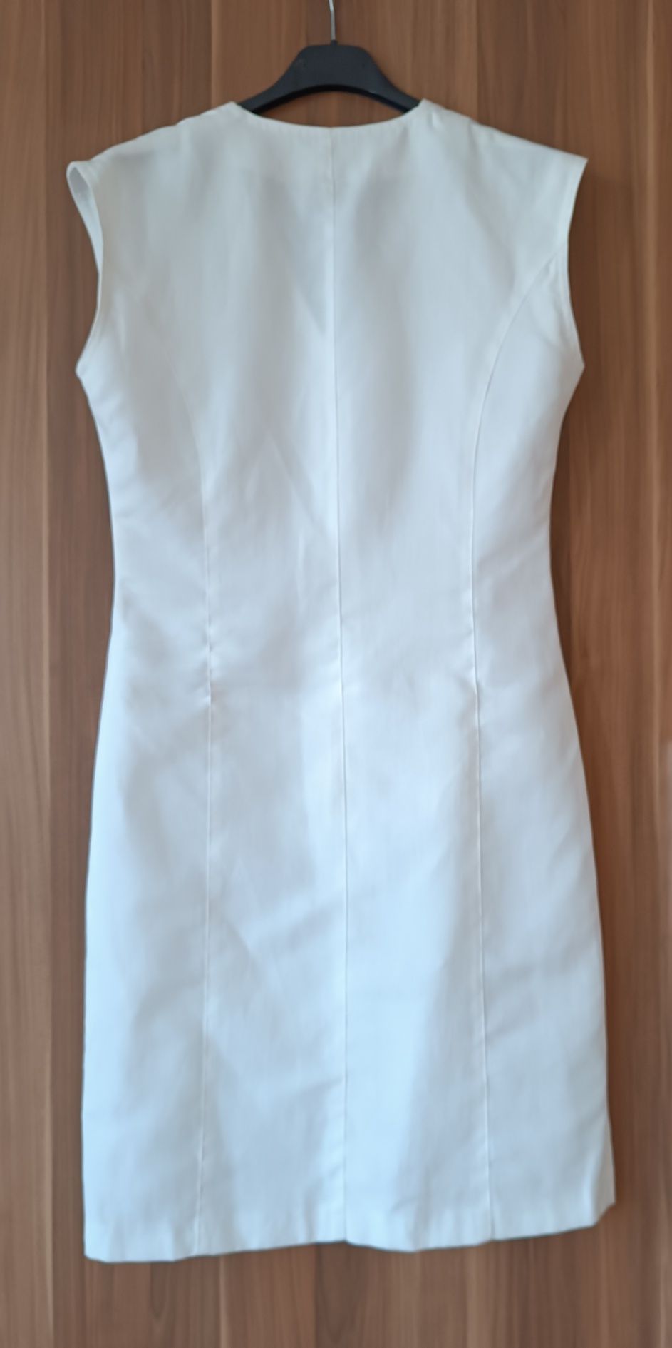 Biała sukienka zapinana