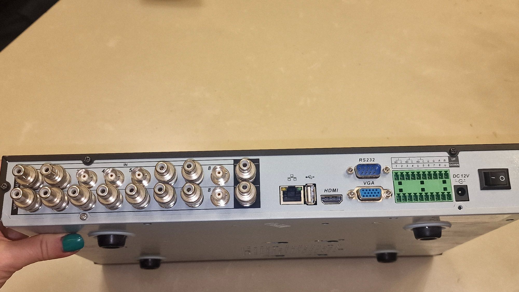 Видеорегистратор DVR0804LE-A на 8 камер+HDD 500гб+уличная камера