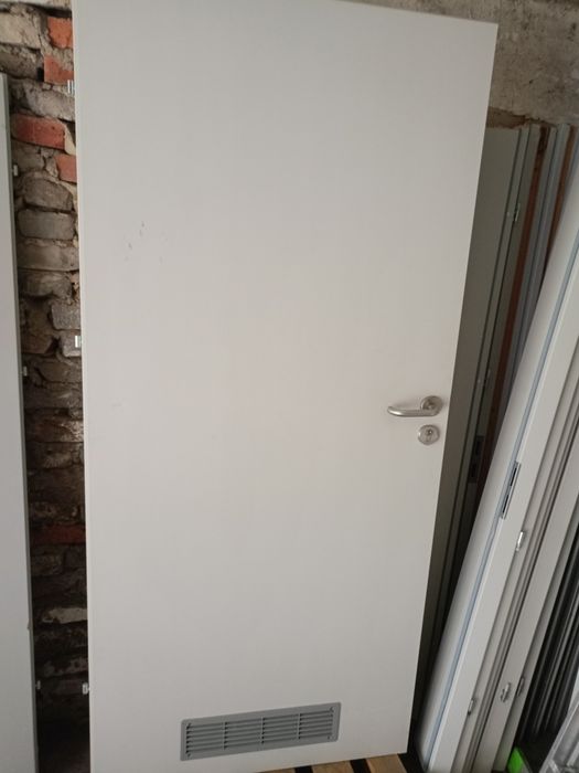 Dzwi wewnętrzne z ościeżnicą i klamkami