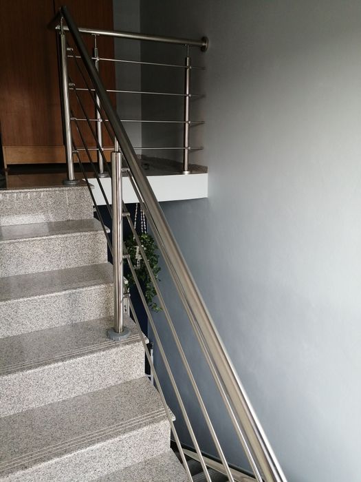 Balustrady nierdzewne i malowane proszkowo