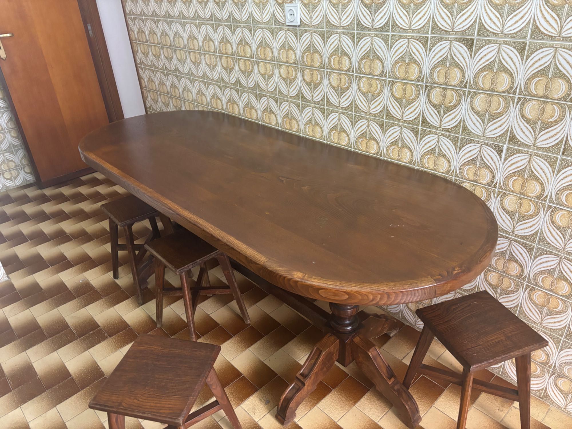 Mesa de jantar em castanho