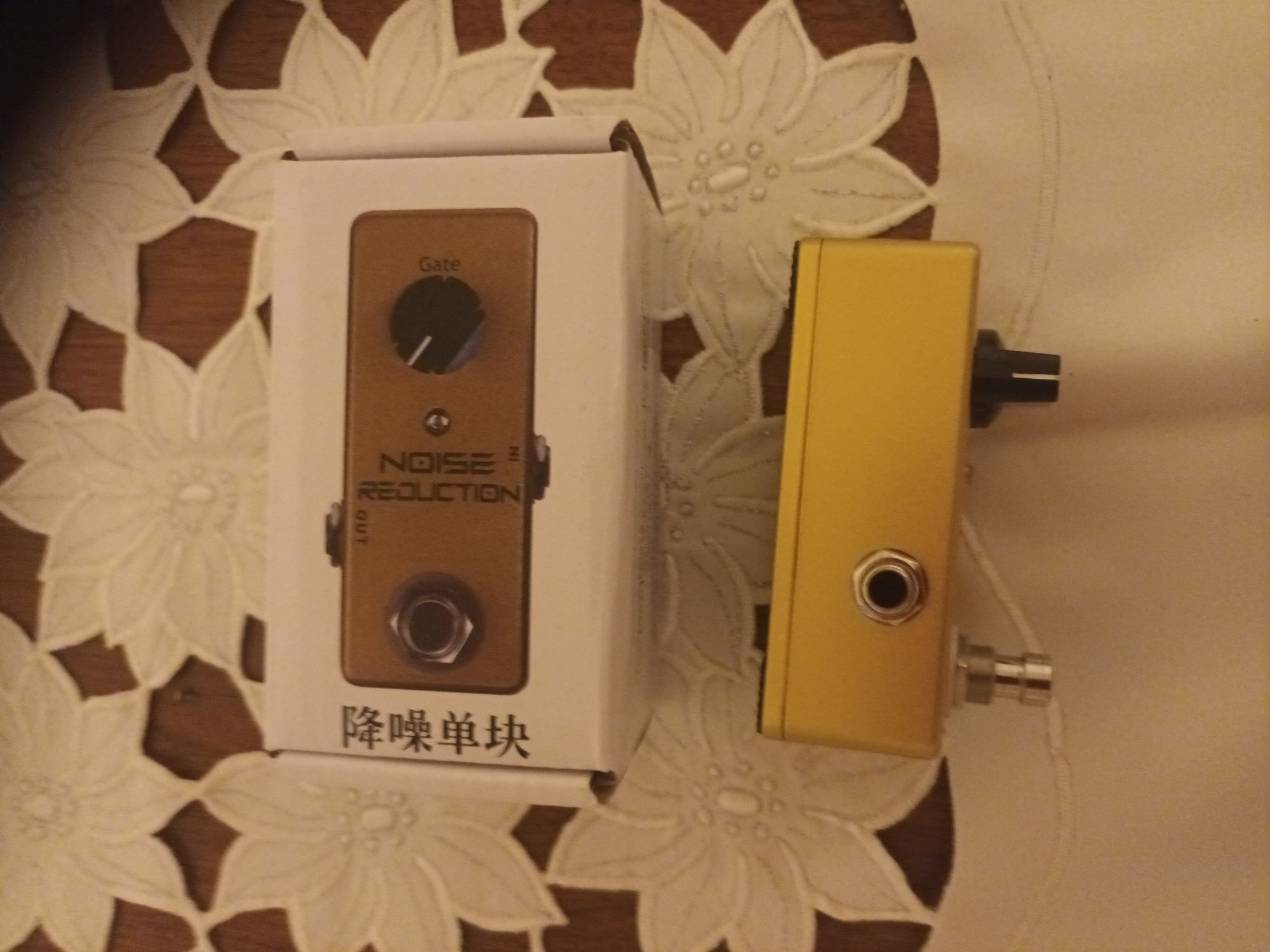 pedał efektu gitarowego typu Noise Reduction (redukcja szumów) z funkc