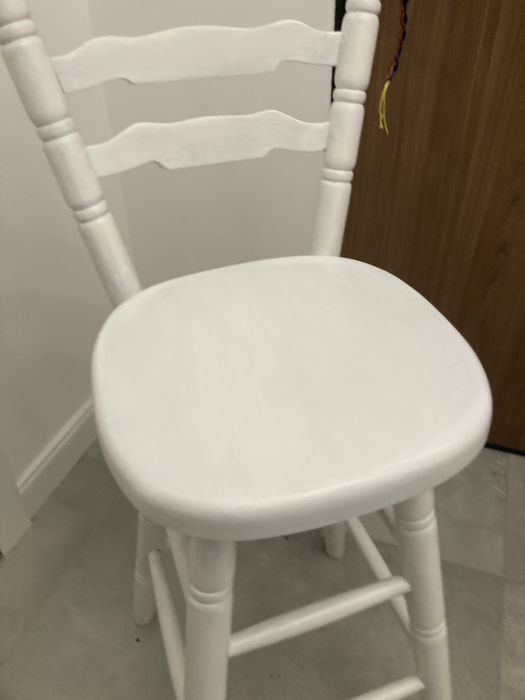 krzesła białe drewniane do wyspy/barku