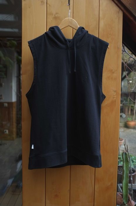 czarna bluza kangurka bezrękawnik Mouli Cobain jumper z kapturem