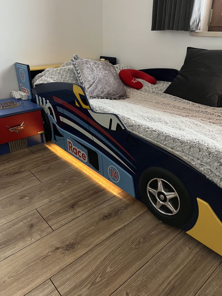 Łóżko auto ,szafka ,dywanik dla chłopca