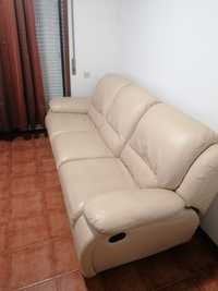 2 confortáveis sofás em pele