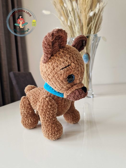 Buldog francuski, maskotka szydełkowa.