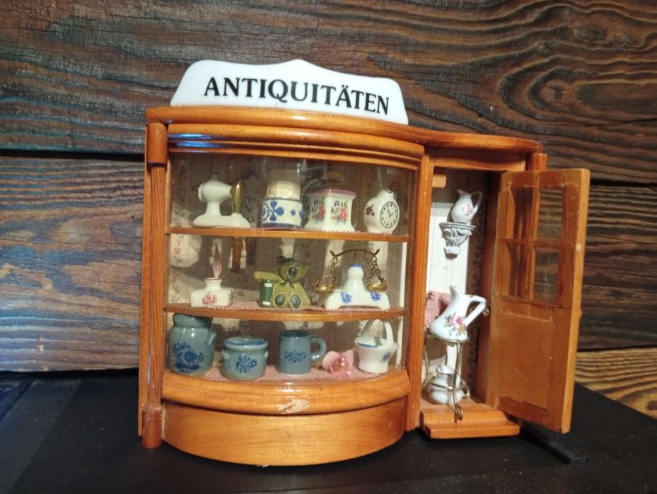Miniaturowy drewniany model sklepu z antykami.