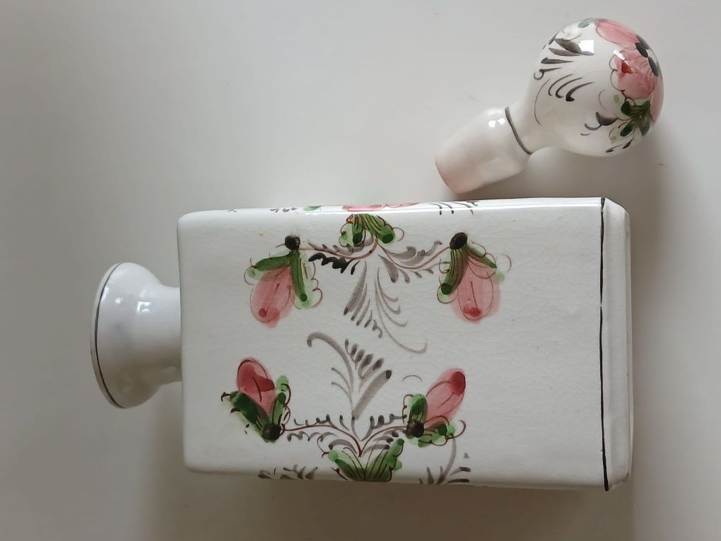 Frasco de cerâmica pintado à mão