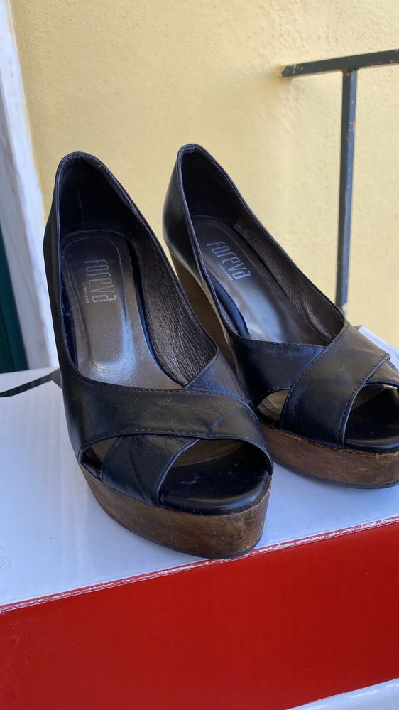 Sapato em pele da marca Foreva