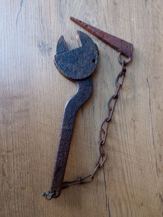 Zabytkowy klucz nastawny. Wyrób kowalski. Retro