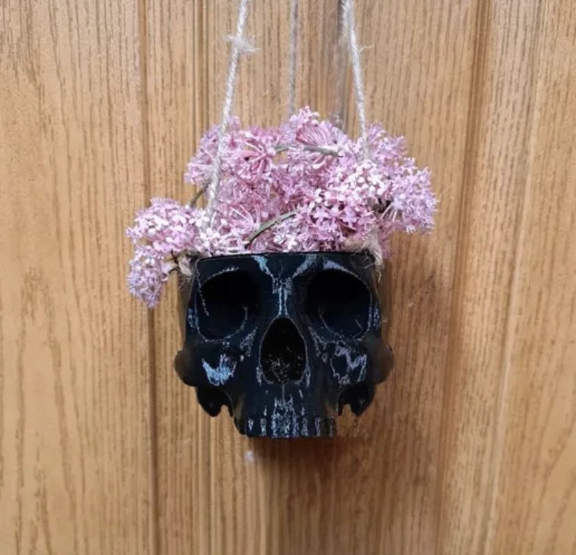 Skull Vase with holes for the rope ( rope not incluided)
