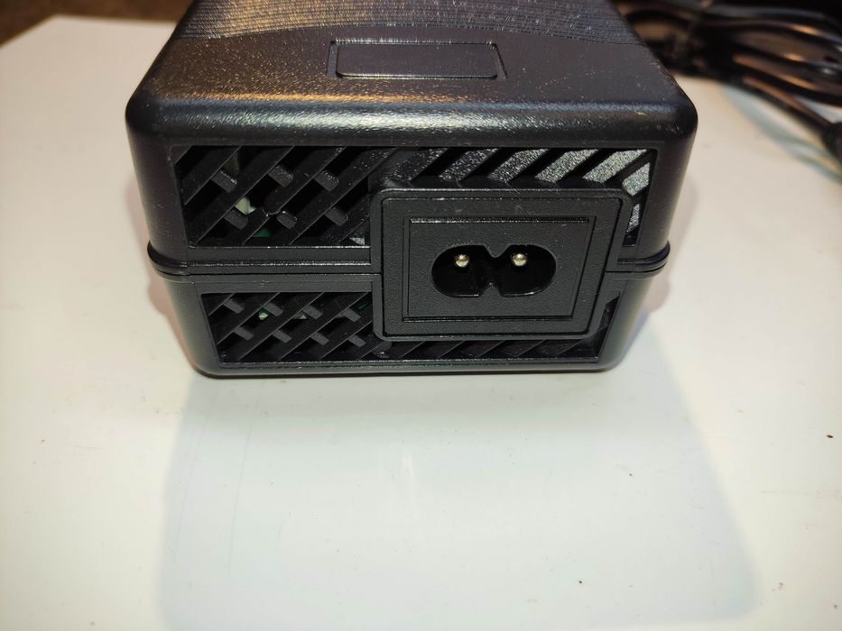 Ładowarka / zasilacz do reweru, hulajnogi 36V/42V 4A z wetylatorem