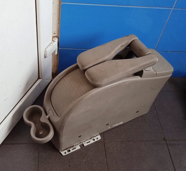 Uchwyt na kubki schowek podłokietnik tunel środkowy Renault Scenic II