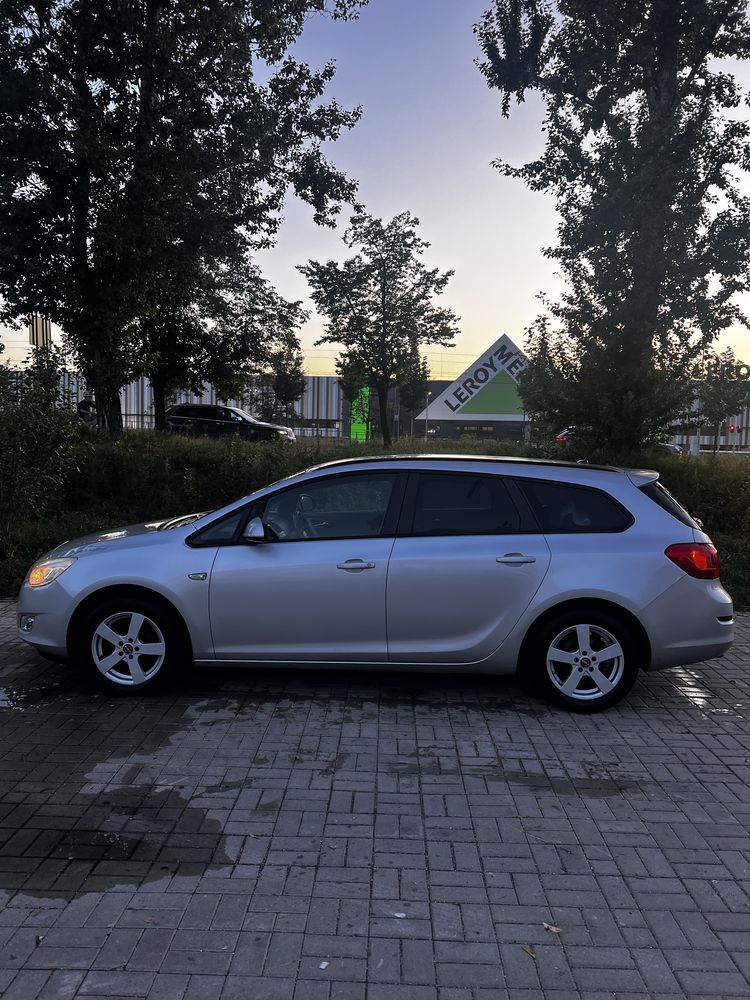Opel Astra J 1.4t kombi