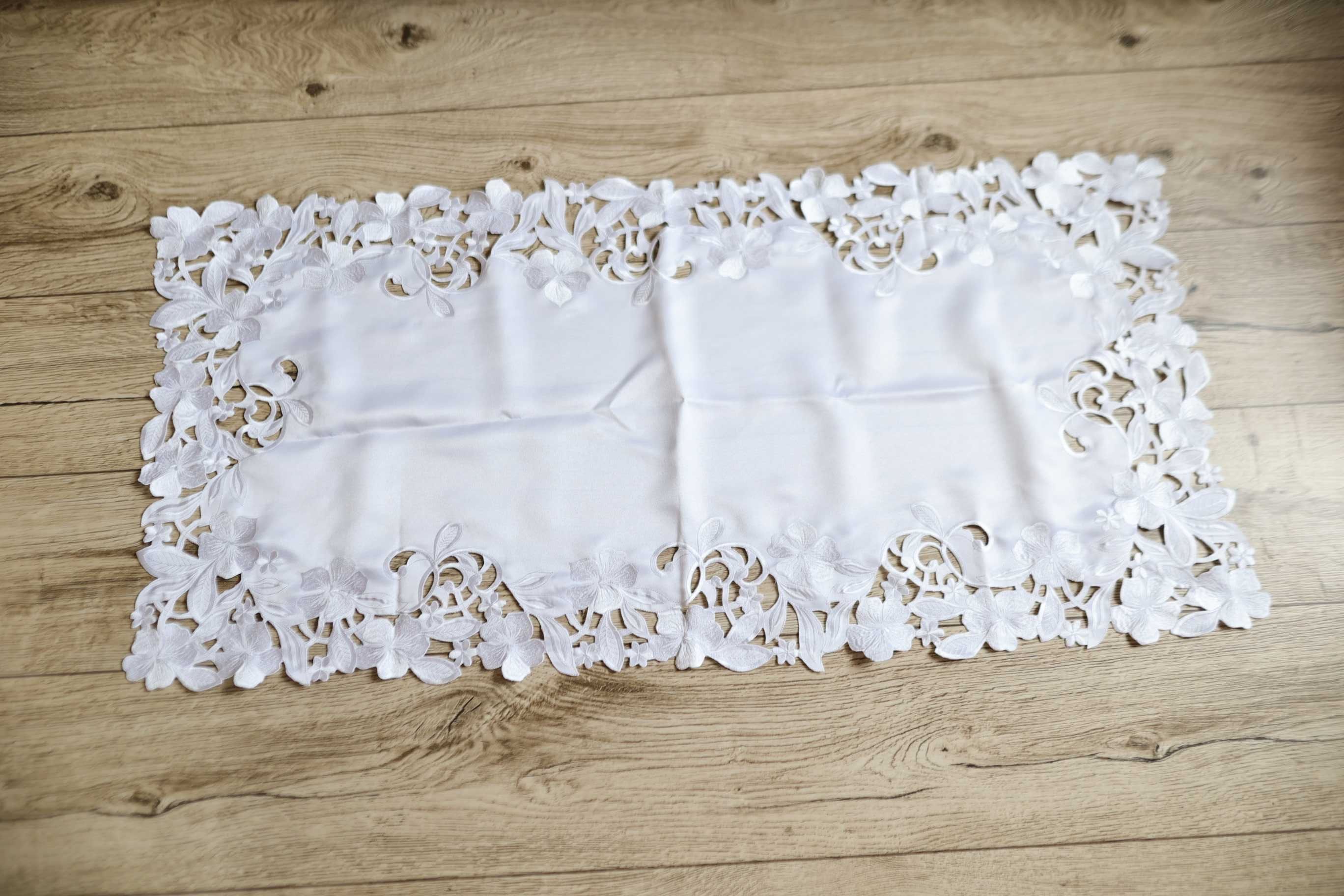 Bieżnik HANA  biały połysk z haftem 120 cm x 60 cm  *nowy