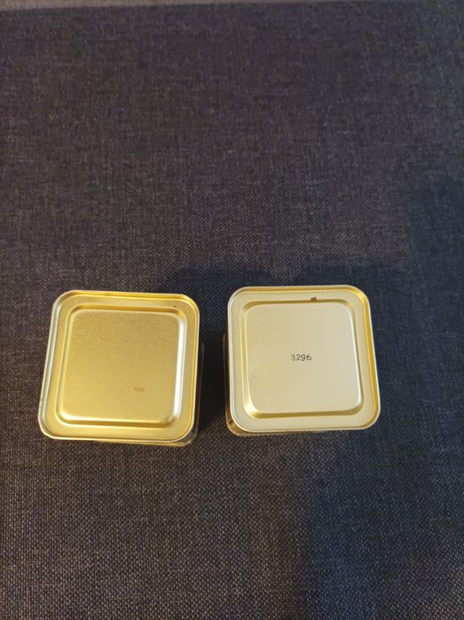 Dwie puszki po herbacie