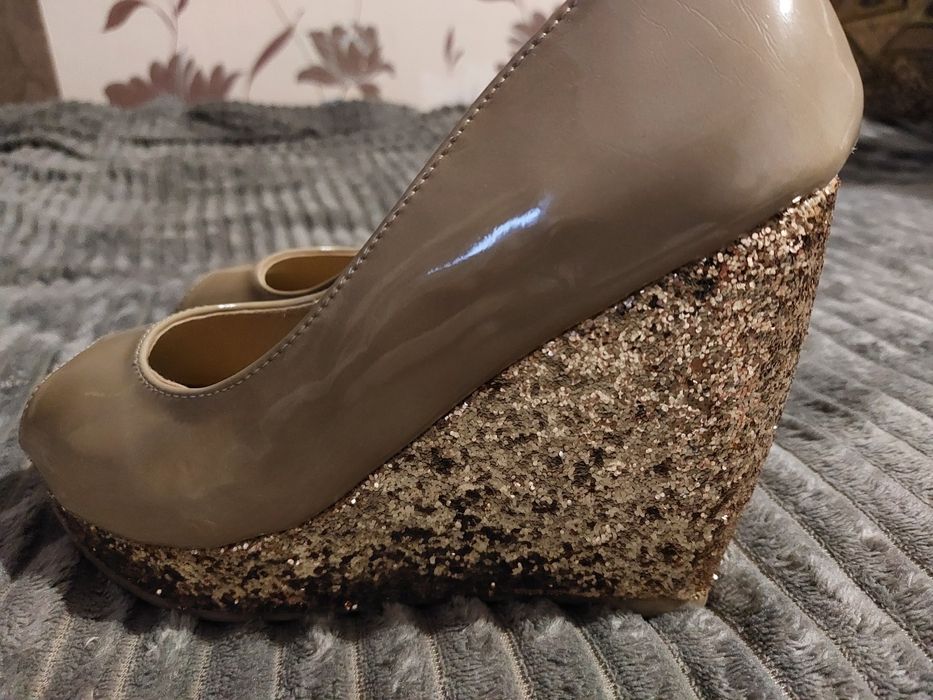 Туфлі на танкетці