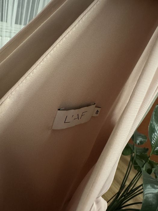 Elegancka sukienka weselna w odcieniu pudrowego różu