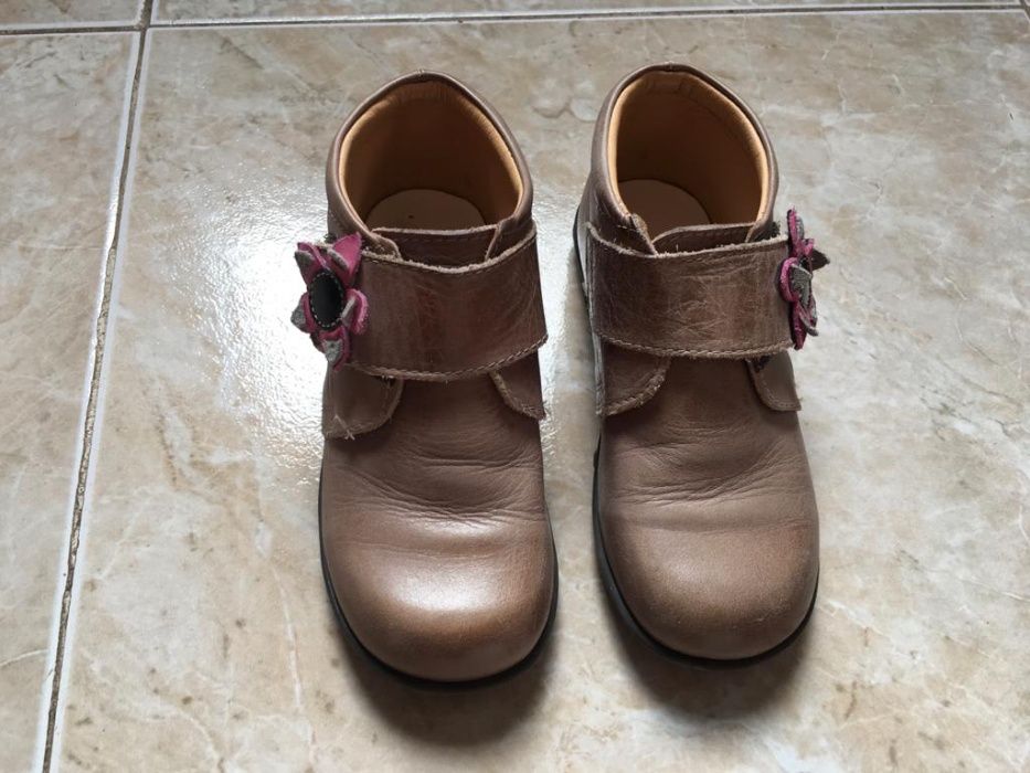 Sapato Menina nº 28 pele beje muito bonito