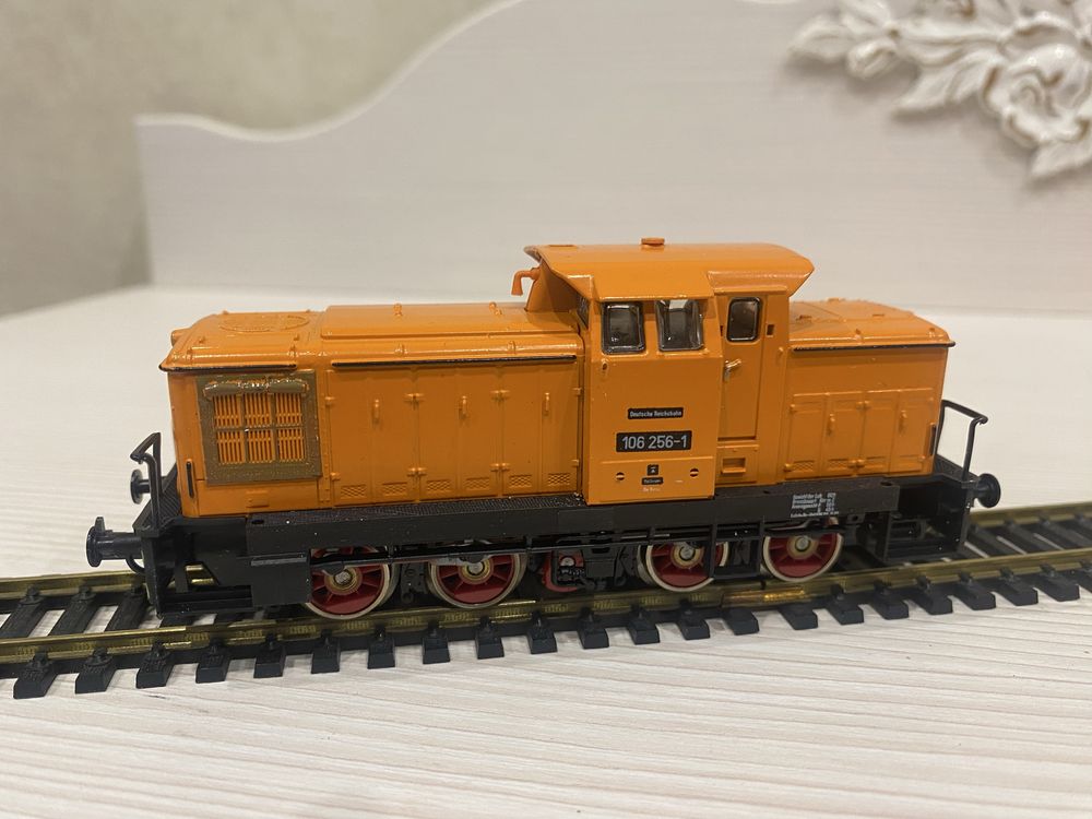 Ж д модель  тепловоза фирмы Piko  BR 106 1/87 HO Roco
