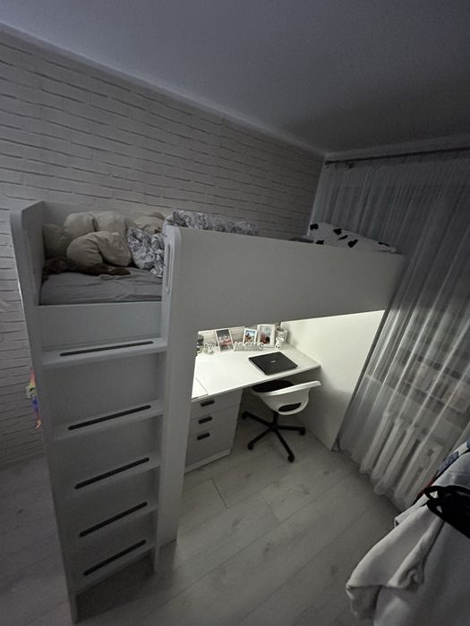 SMÅSTAD Łóżko na antresoli, biało-szare z biurkiem, szafą i 4 półkami