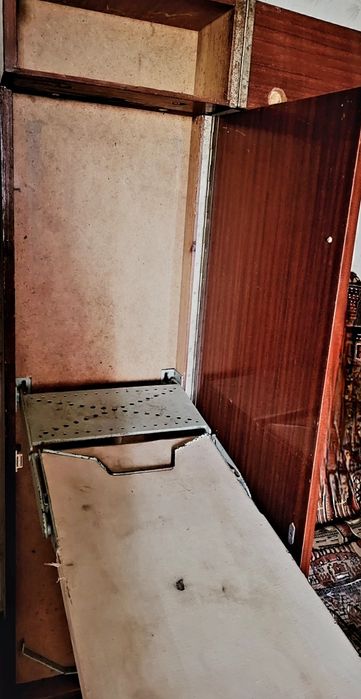 гладильная доска в полированном футляре с отсеком для утюга