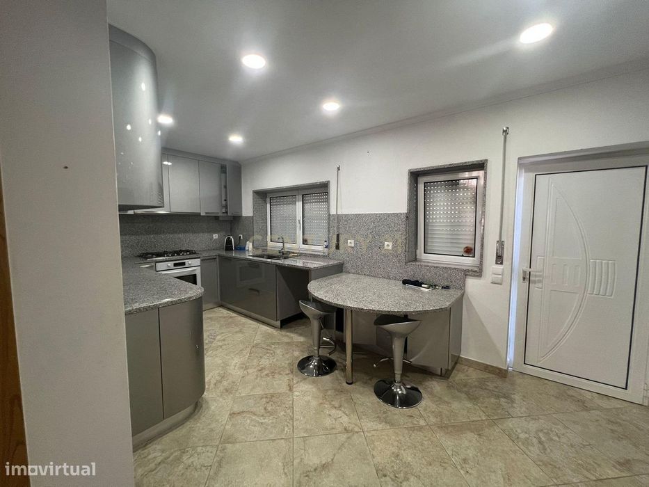 Moradia Renovada com Vista Panorâmica em Chaves