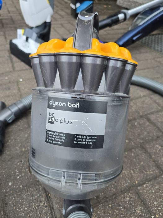 Одним лотом Пилососи Dyson та інші