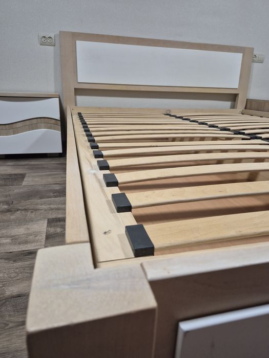 Ліжко дерев'яне двоспальне 1600*2000 з матрасом та тумбочками