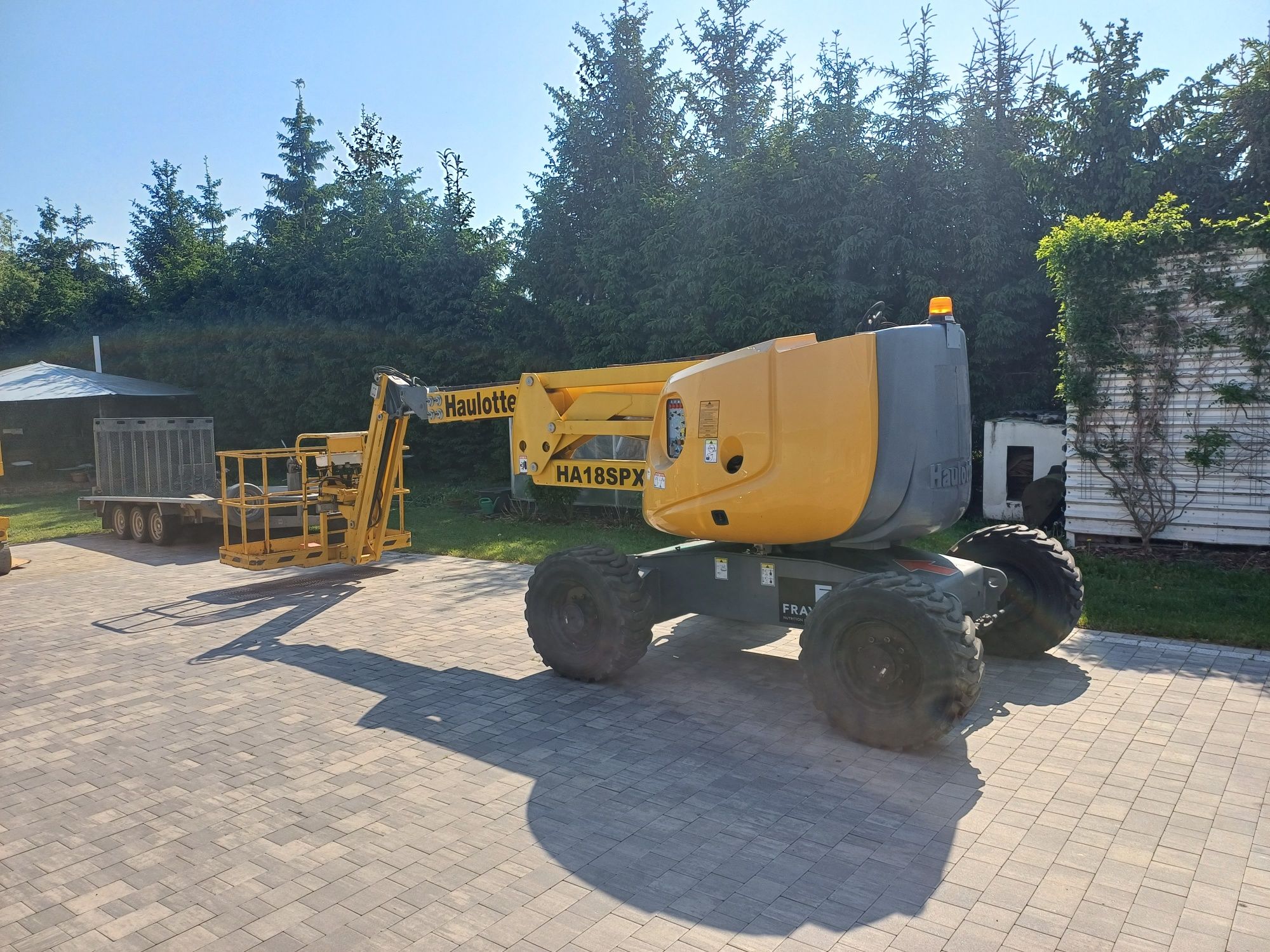 Podnośnik koszowy spalinowy terenowy 4x4