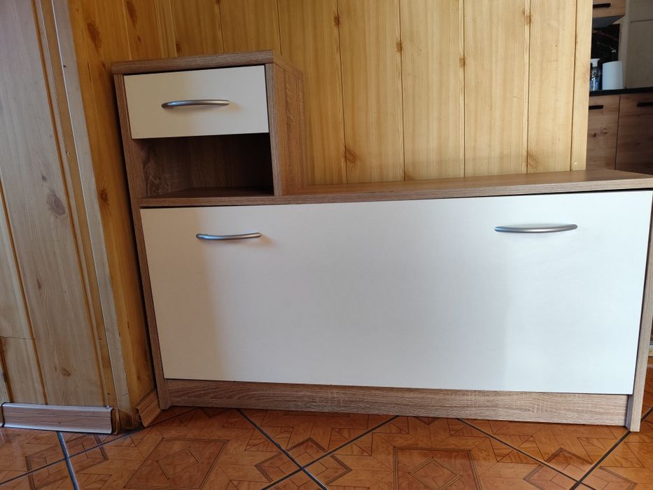 Szafka z wieszakiem i lustrem