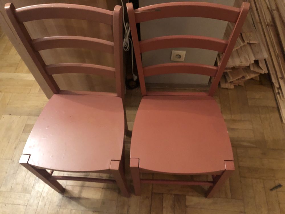 Dwa krzesła drewniane do stołu - na działkę