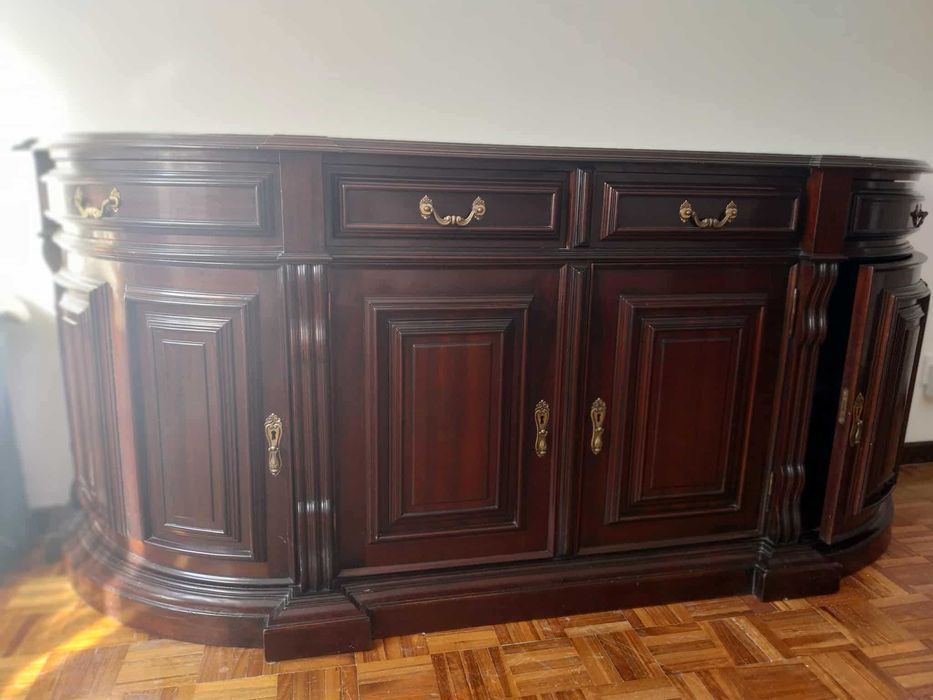 Aparador de madeira mogno