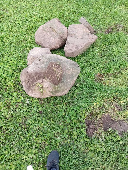 Kamienie i materiały z rozbiórki