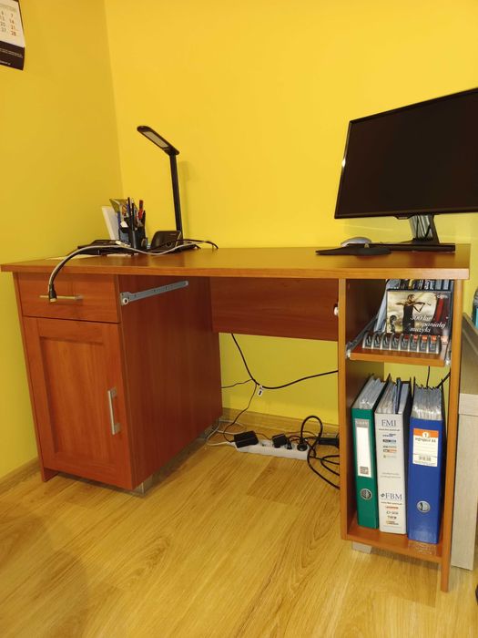 Biurko z szafką i szufladą.