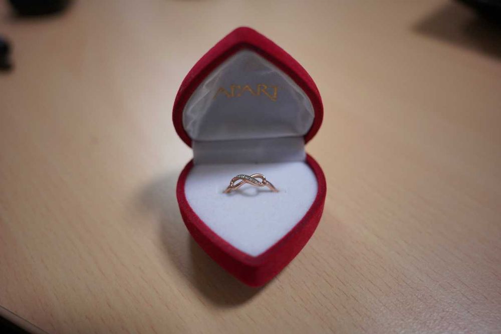 Pierścionek Apart z różowego złota z diamentami rozmiar 13