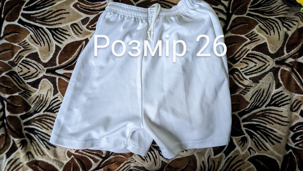 білі спортивні шорти