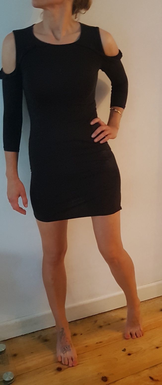 Mała czarna, sexi sukienka z długim rękawem