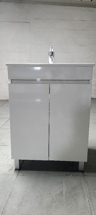 Mesa e cadeiras de cozinha, dois móveis casa de banho