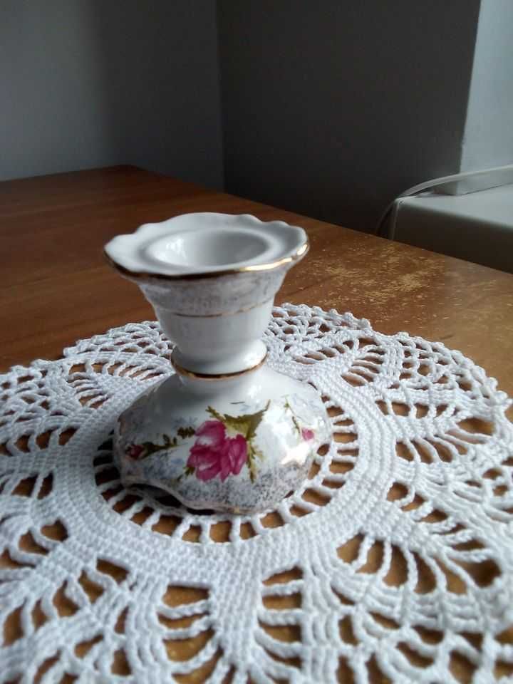 Świecznik BK biały ornamenty kwiatowe porcelana