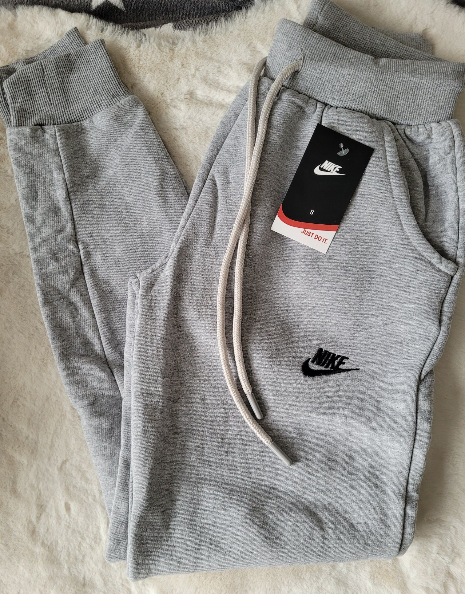Spodnie dresowe damskie ocieplane z wyszywanym logo Nike